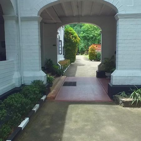 Ratnapura Rest House Hotel Bagian luar foto