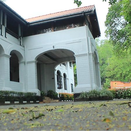 Ratnapura Rest House Hotel Bagian luar foto