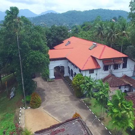 Ratnapura Rest House Hotel Bagian luar foto