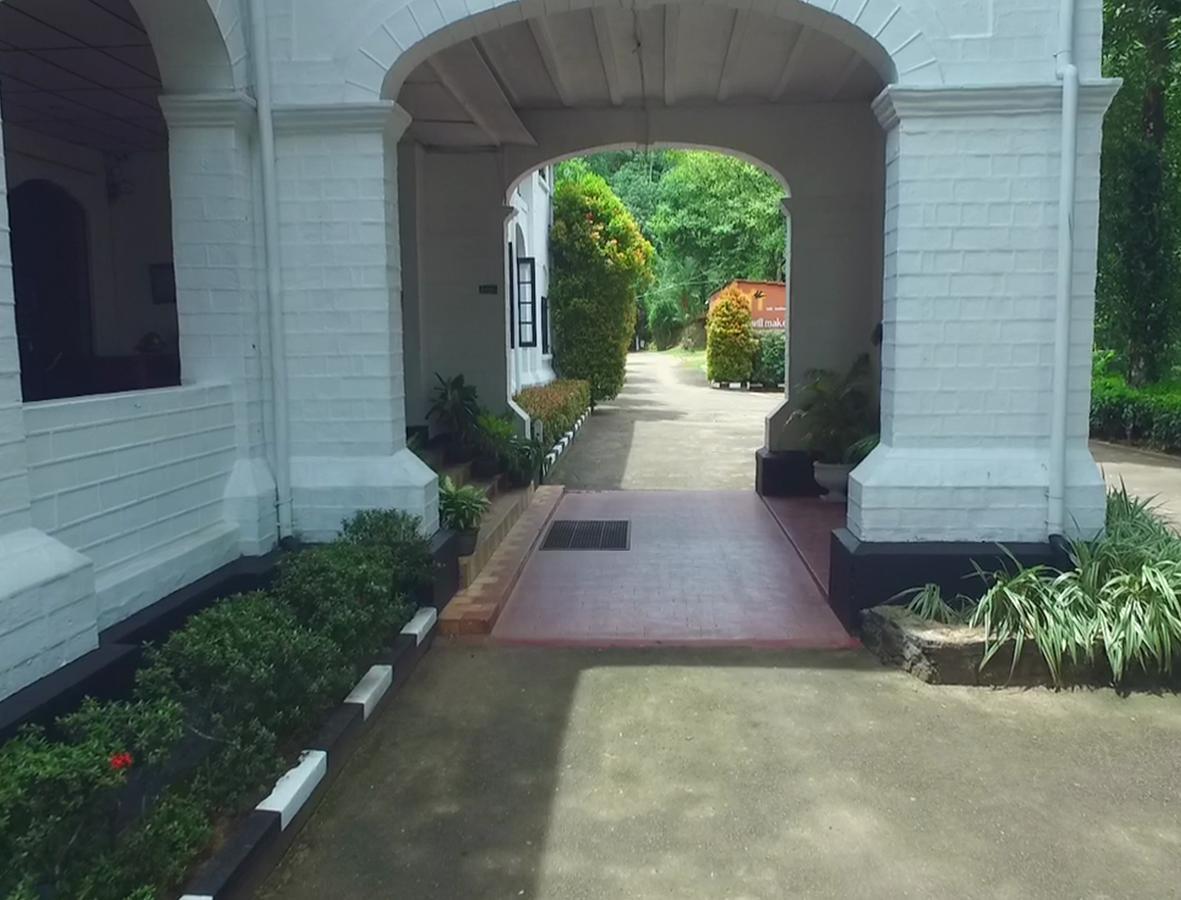 Ratnapura Rest House Hotel Bagian luar foto