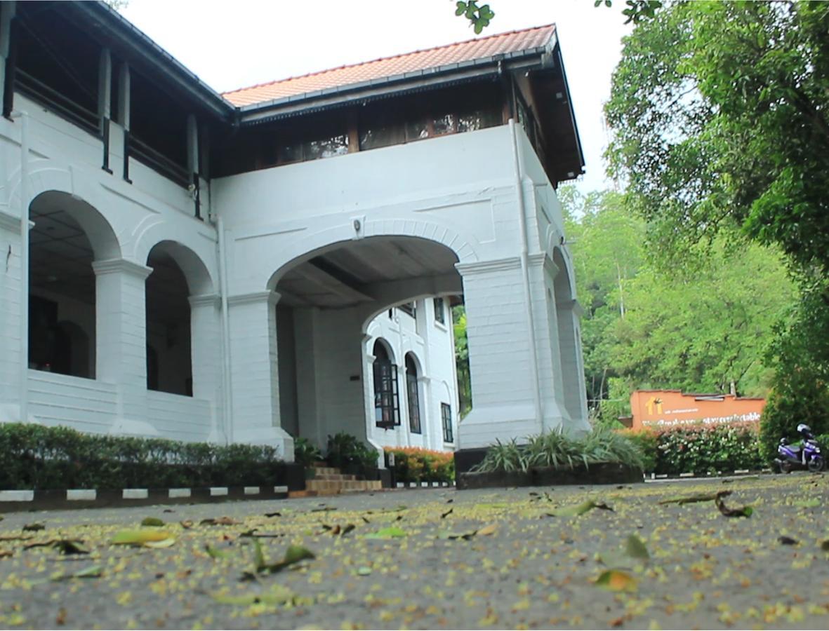 Ratnapura Rest House Hotel Bagian luar foto