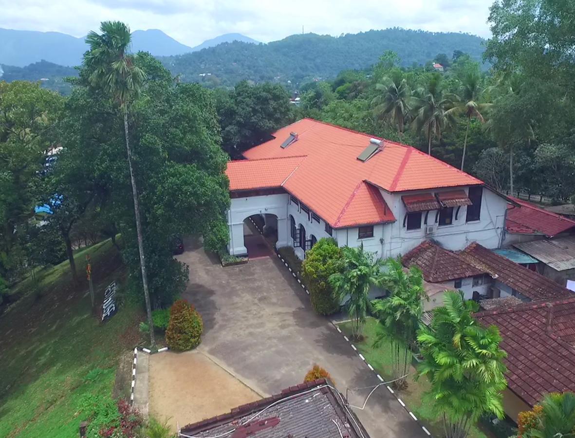 Ratnapura Rest House Hotel Bagian luar foto