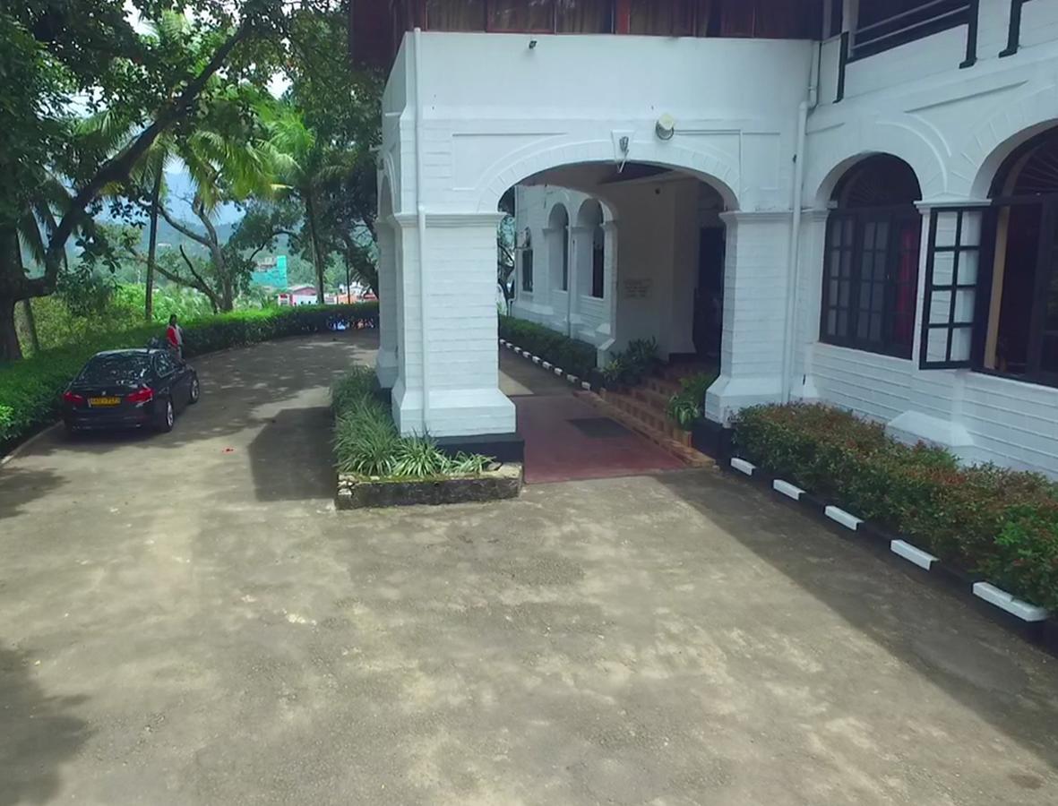 Ratnapura Rest House Hotel Bagian luar foto