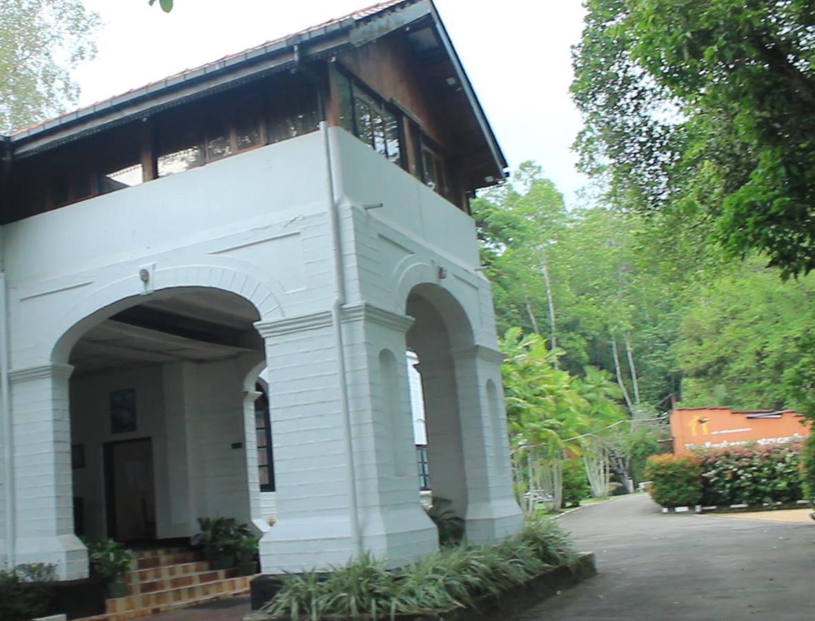 Ratnapura Rest House Hotel Bagian luar foto