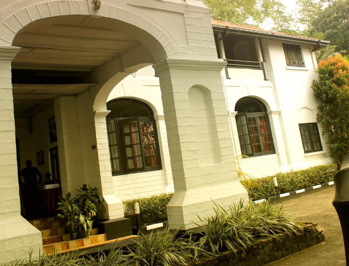 Ratnapura Rest House Hotel Bagian luar foto