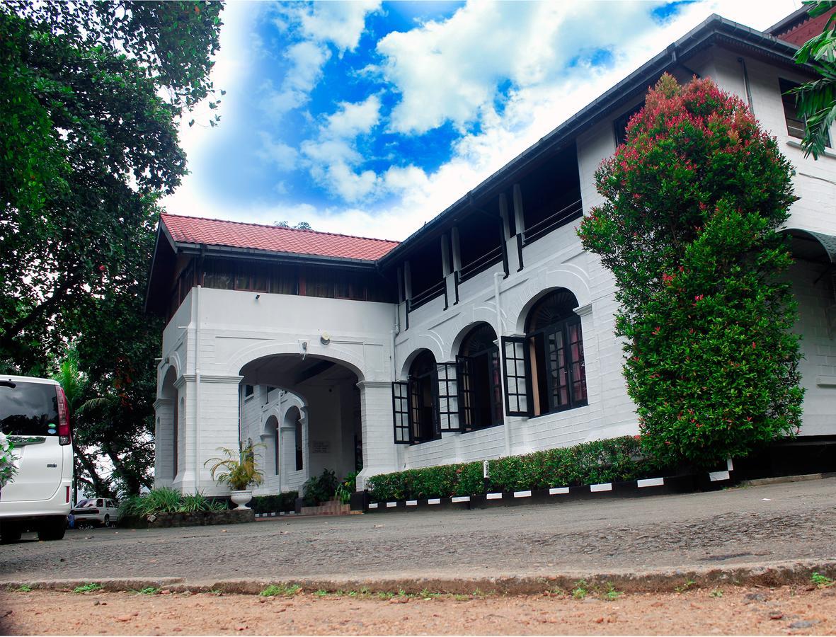 Ratnapura Rest House Hotel Bagian luar foto